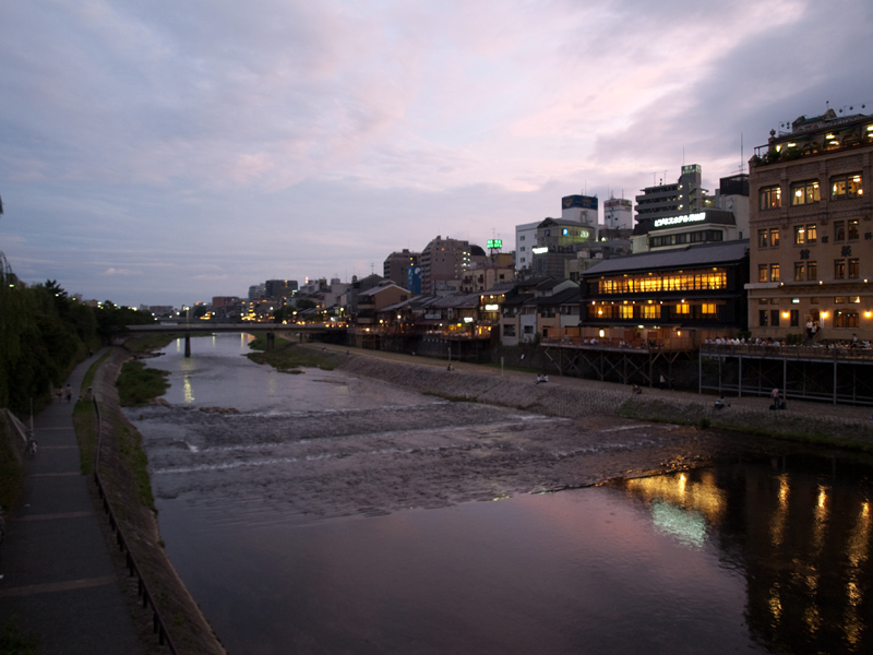 Anochecer en el río Kamo, Kyoto