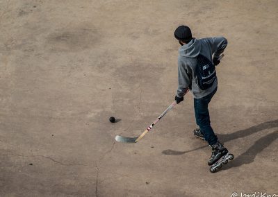 Practicando el Hockey sobre patines en un parque de Esplugues de Llobregat, Barcelona